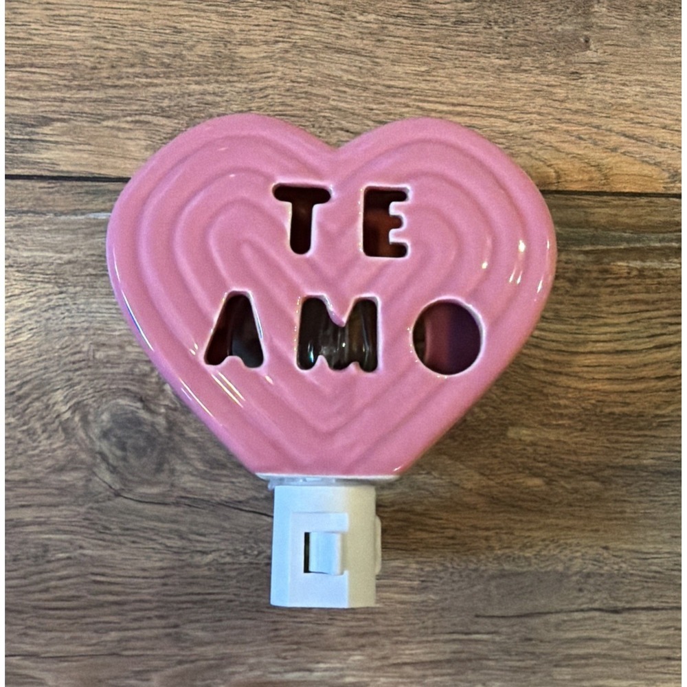 Plug in Night Light Celebrate Together Pink Valentine's Day Heart "TE AMO" Works